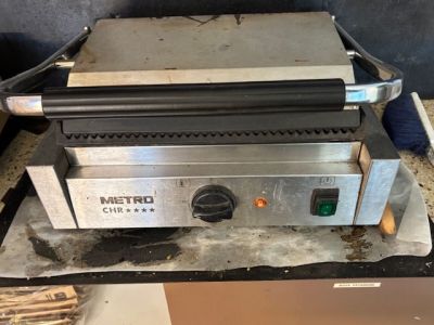 une photo d'un grill professionnel posé sur un plan de travail