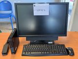 un ordinateur de bureau posé sur une table avec un clavier et une souris