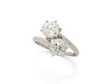 une bague à trois diamants, signée Van Cleef