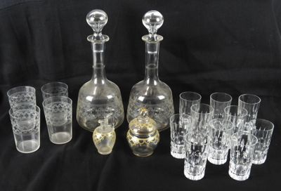 BACCARAT : 2 carafes et 4 gobelets en cristal taillé. H. : 4…
