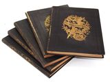 plusieurs vieux livres sont empilés sur une surface blanche