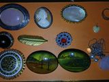 une photo montrant une collection d'objets en verre posés sur une table