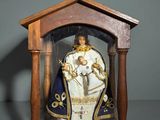 une photo d'une statue de Jésus dans une vitrine