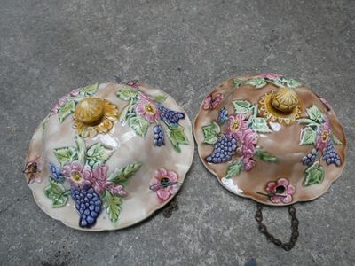 deux assiettes posées par terre, ornées de fleurs et de raisins