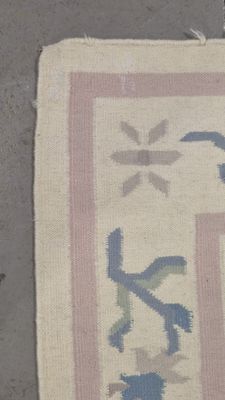 un tapis posé au sol, orné d'un motif