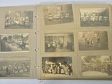 une vieille photo d'un livre contenant des photos de personnes