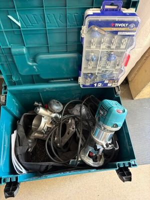 une boîte à outils bleue avec des outils sur le sol