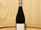 une bouteille de vin posée sur un tonneau