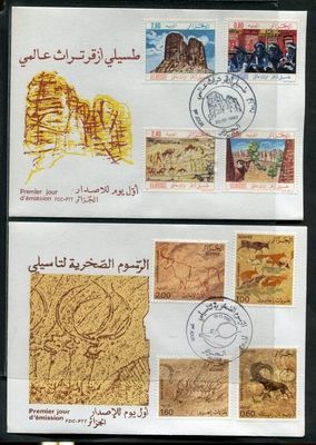 une photo montrant deux cartes postales affranchies posées sur une table
