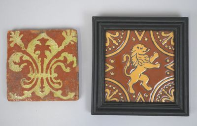 une photo d'un lion et une photo d'un lion accrochée au mur
