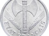 une image montrant un gros plan d'une pièce de monnaie sur laquelle figure une hache