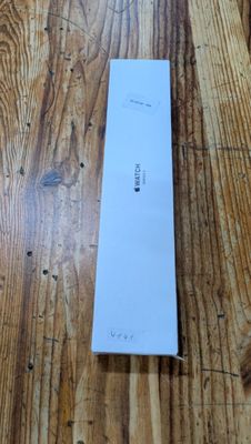 une image représentant une boîte blanche posée sur une table en bois