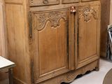 une armoire en bois dans une pièce où il y a un tapis au sol