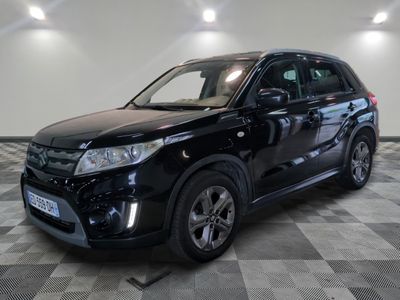 le 4x4 noir est garé sur un sol en damier dans le garage