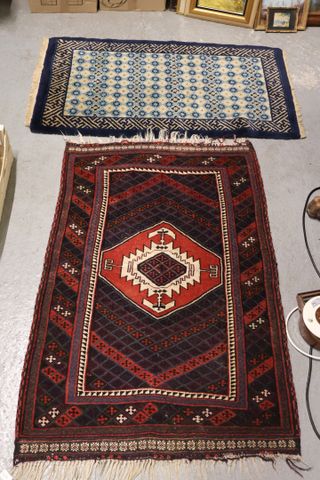 Lot de deux tapis dont 1 tapis d’Orient noué main. 122 X 70 et 12...