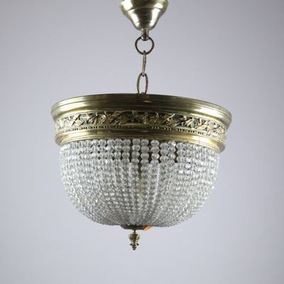 un lustre en laiton et en cristal suspendu au plafond