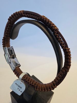 un bracelet muni d'une étiquette, posé sur un présentoir