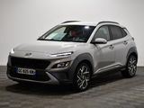 Le nouveau SUV Hyundai Kona est garé sur un sol à damier.