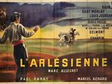 une vieille affiche de cinéma représentant un homme à cheval dans un champ