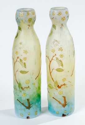 deux vases peints avec des fleurs