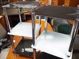 trois tables posées sur une table en bois