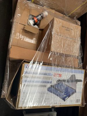 beaucoup de cartons à l'arrière d'un camion