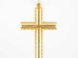 une image représentant un pendentif en forme de croix en or sur fond blanc