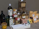 de nombreux plats et boissons variés sur la table
