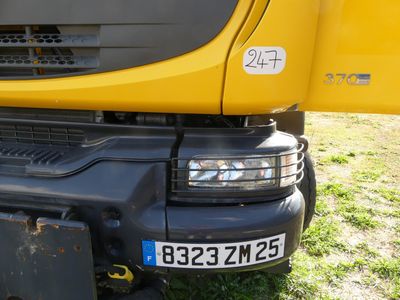 un gros plan sur l'avant d'un camion jaune