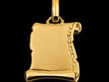 un pendentif en or orné d'un rouleau