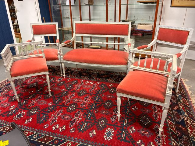 Salon style Directoire rechampi gris, garni de velours rose et co...