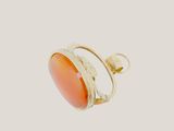 une bague en or avec une pierre de cornaline au centre