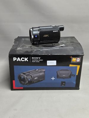 un caméscope Sony noir posé sur une boîte