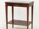 table d'appoint avec plateau en marbre et étagère