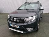 vue de face d'une Dacia noire garée devant un immeuble