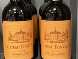 trois bouteilles de vin posées sur une étagère dans un magasin