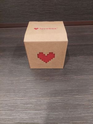une boîte ornée d'un cœur, posée sur une table