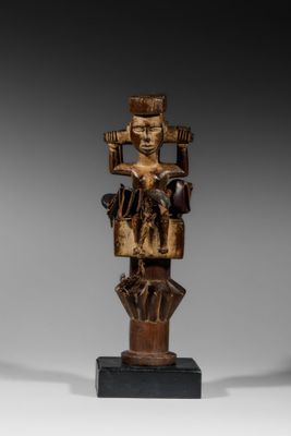 une image représentant une statue en bois d'une femme tenant un panier