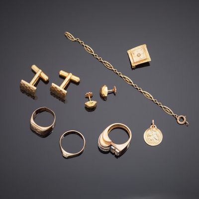 une collection de bijoux en or comprenant des bagues, des bracelets et des bagues