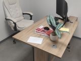 un bureau avec une chaise et un ordinateur dessus