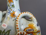 un vase orné d'un serpent et muni d'une étiquette