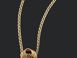 un collier en or orné d'un diamant blanc sur fond noir