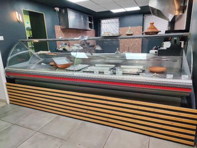 une photo d'un comptoir de charcuterie proposant toute une gamme de produits