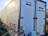 un camion garé sur le côté de la route