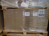 une pile de cartons sur lesquels est apposée une étiquette de prix