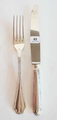 deux fourchettes et un couteau sur une table blanche