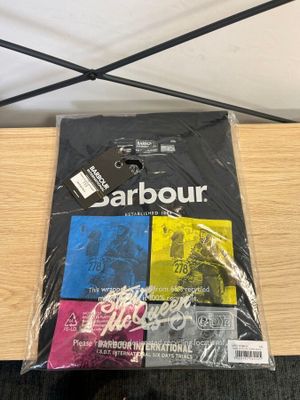 un gros plan sur un sac de vêtements posé sur une table