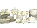 une photo représentant un assortiment d'assiettes, de tasses et de soucoupes