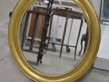 un miroir posé par terre devant une porte
