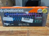 une boîte de Steelseries posée sur une table en bois
